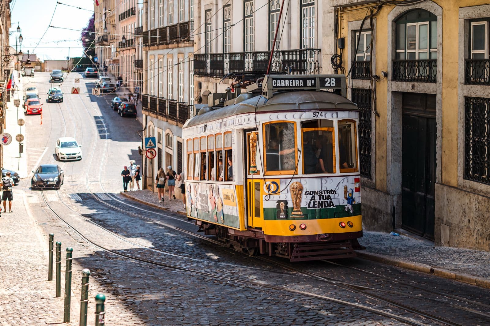 Le tram 28 de Lisbonne habillé en briques LEGO avec les figurines de Mbappé, Messi, Ronaldo et Vinicius Jr pour la campagne Coupe du monde