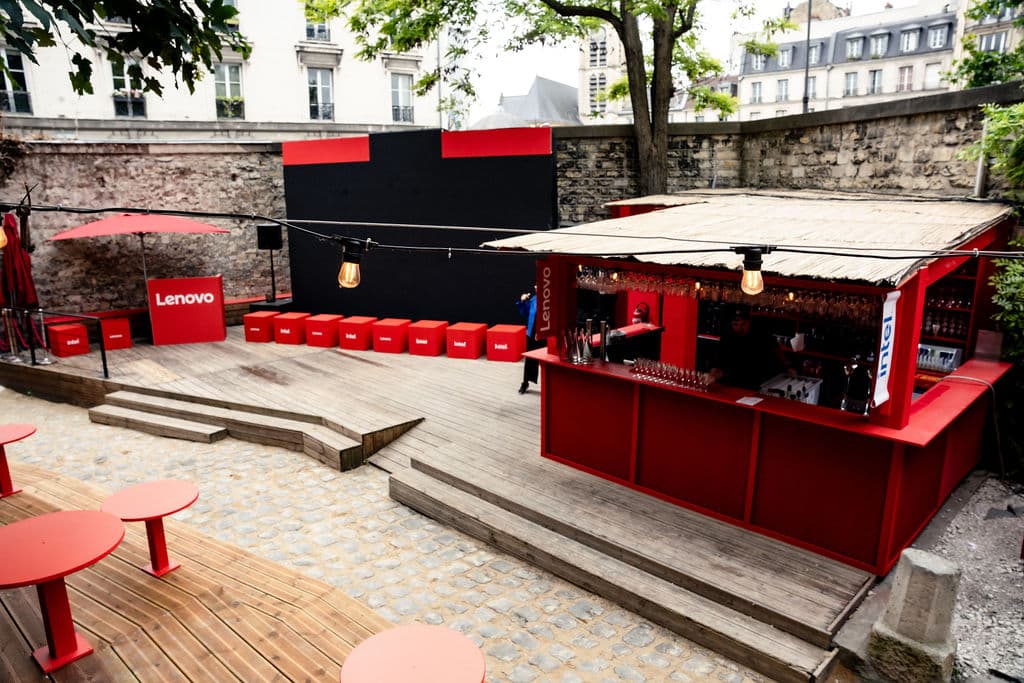 Lenovo Fan Zone Experience — vue d'ensemble de la fan zone : amphithéâtre, scène et bar