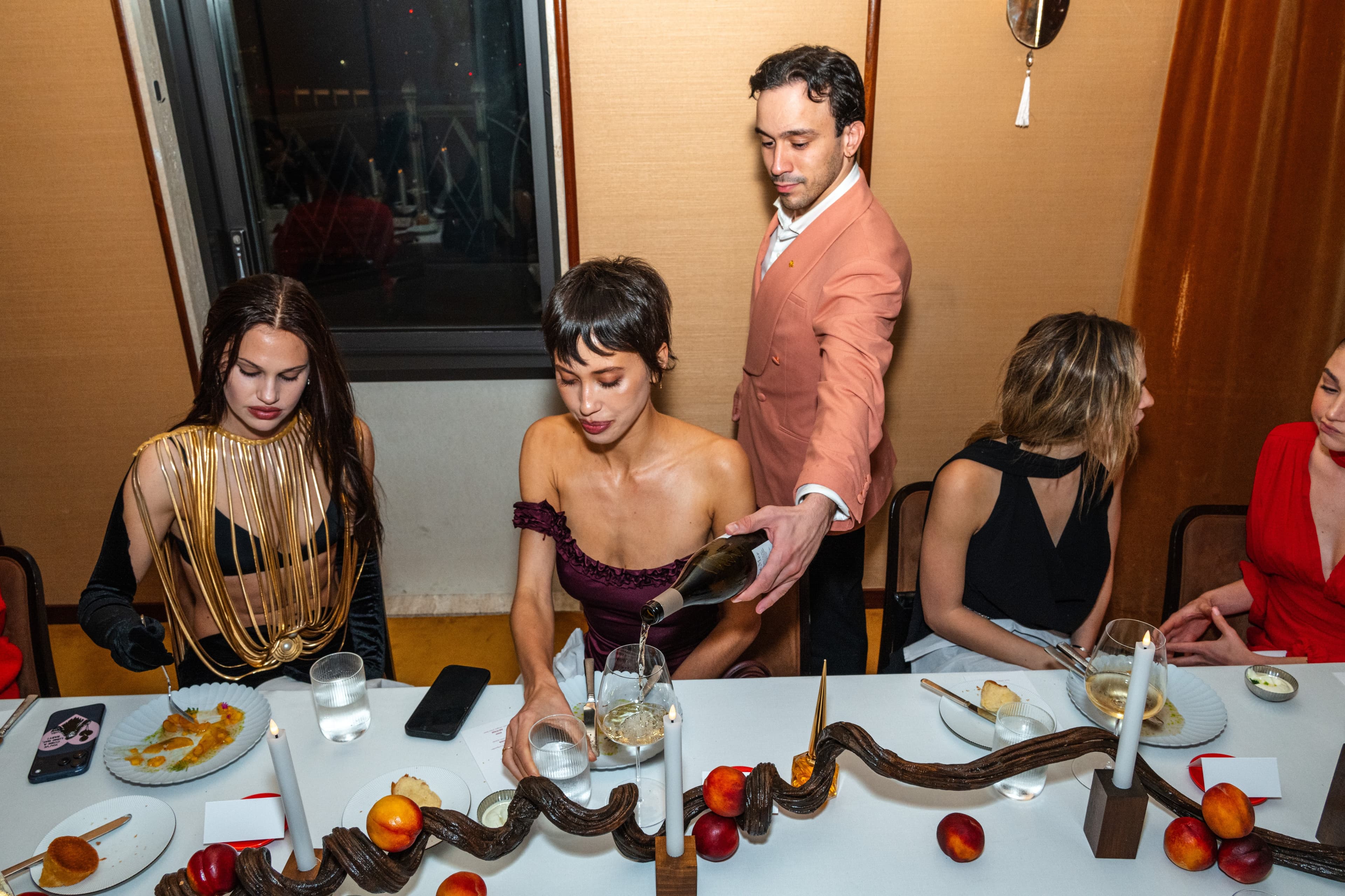 Invités attablés au dîner Oud Fétiche de Louboutin à New York