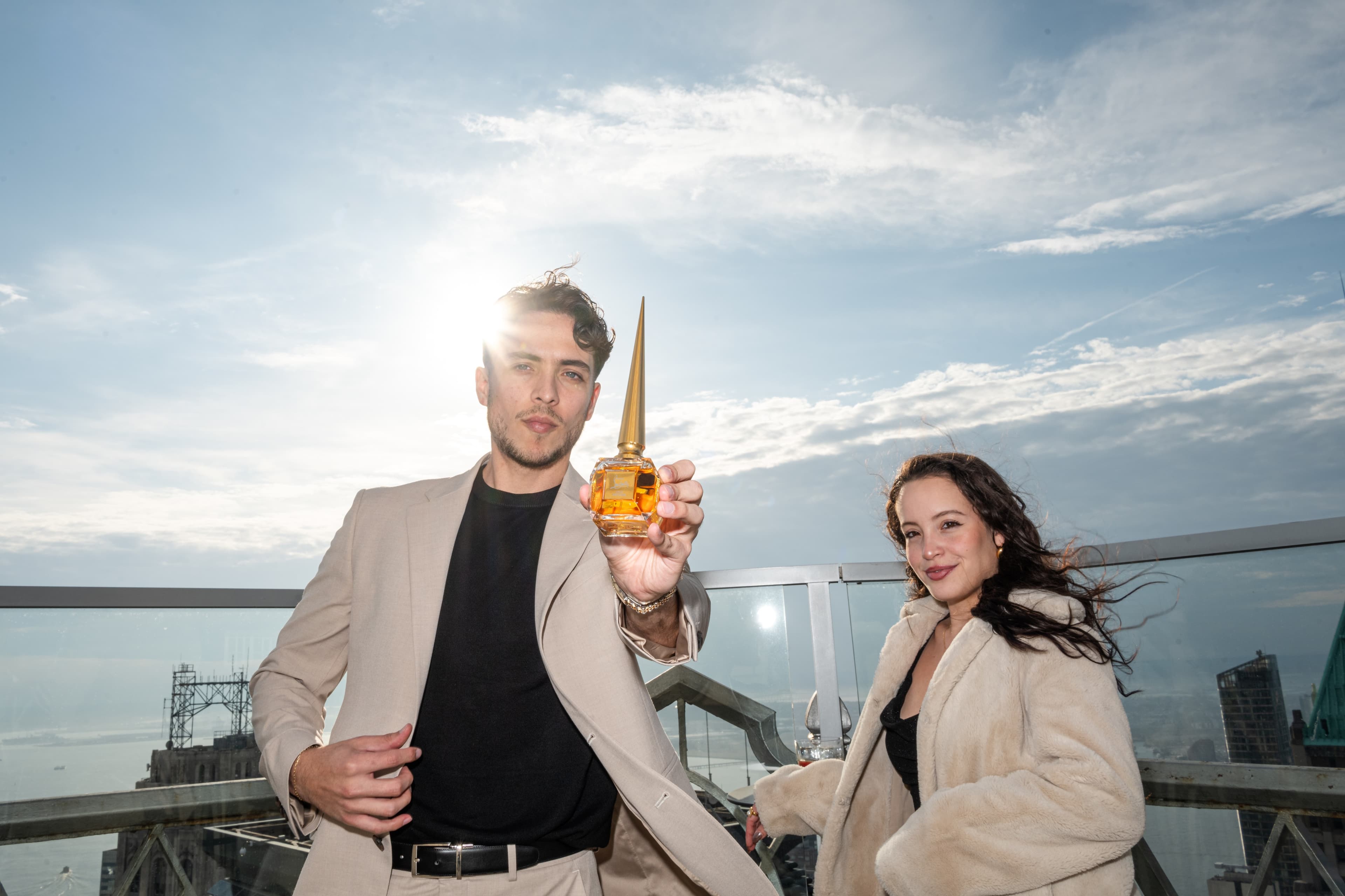Invités sur la terrasse face à Manhattan pendant la soirée Louboutin