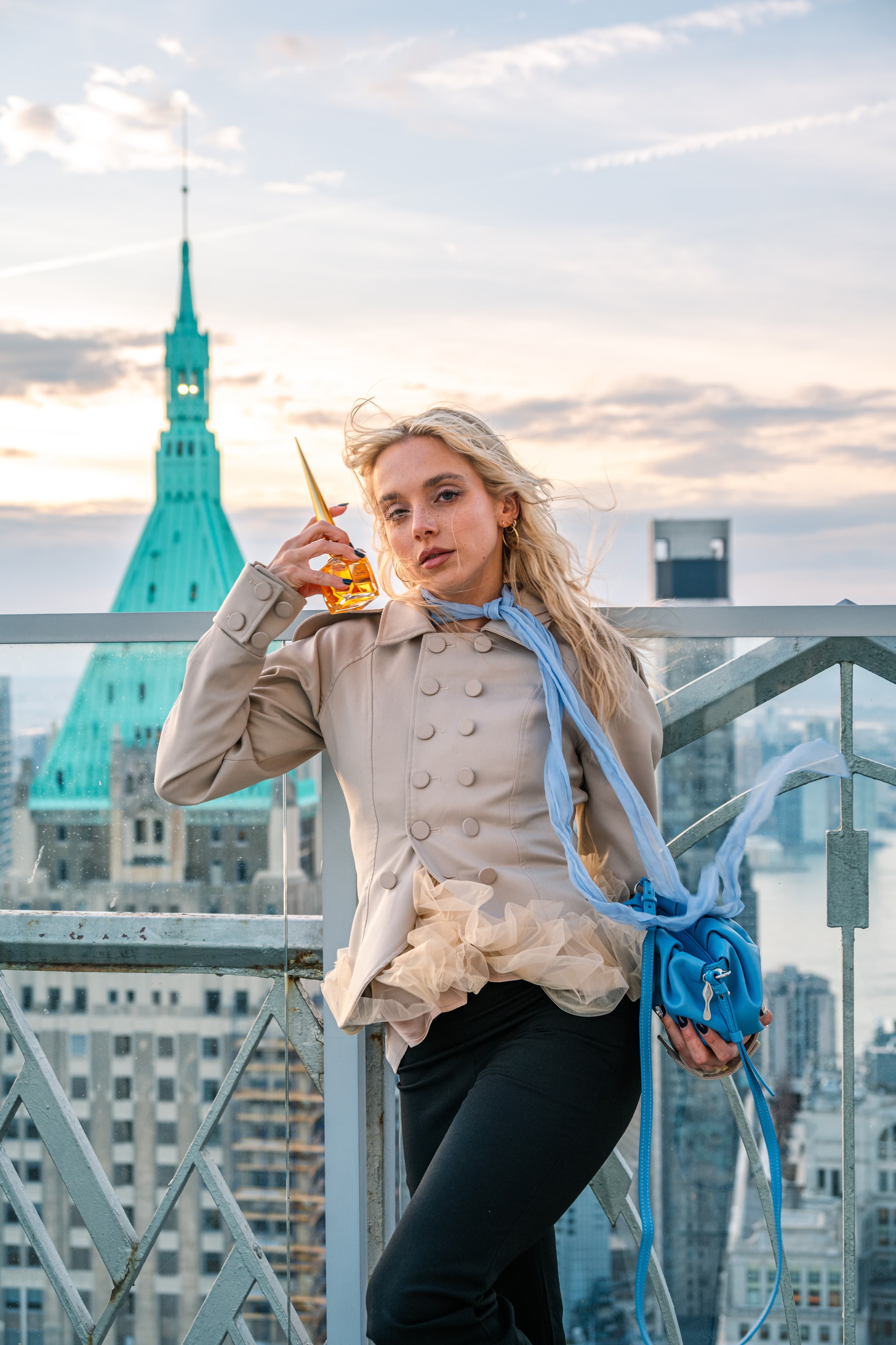 Invitée posant devant la skyline de New York