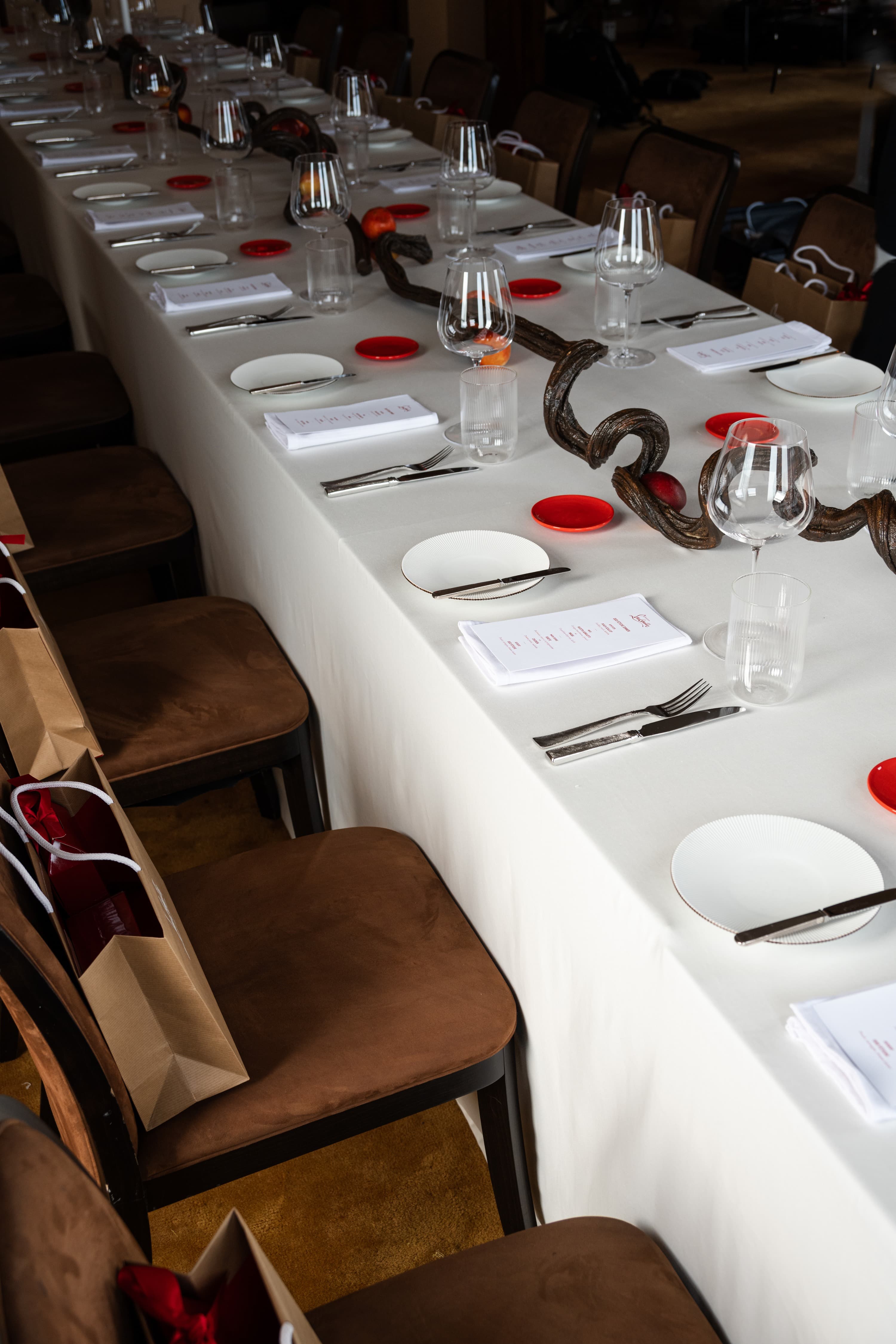 Table dressée pour le dîner Oud Fétiche de Louboutin