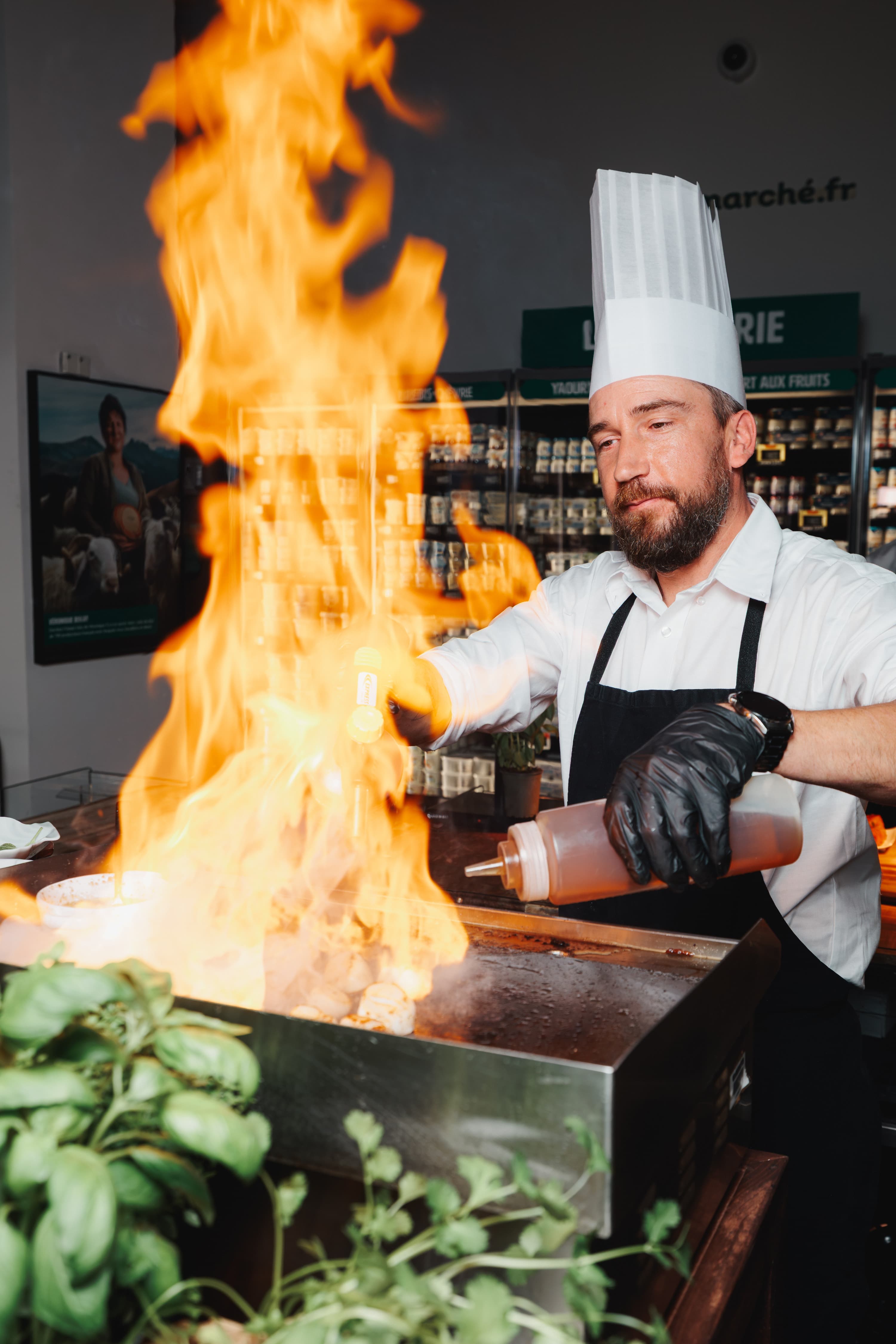 Chef flambant un plat pendant l'inauguration mon-marché.fr