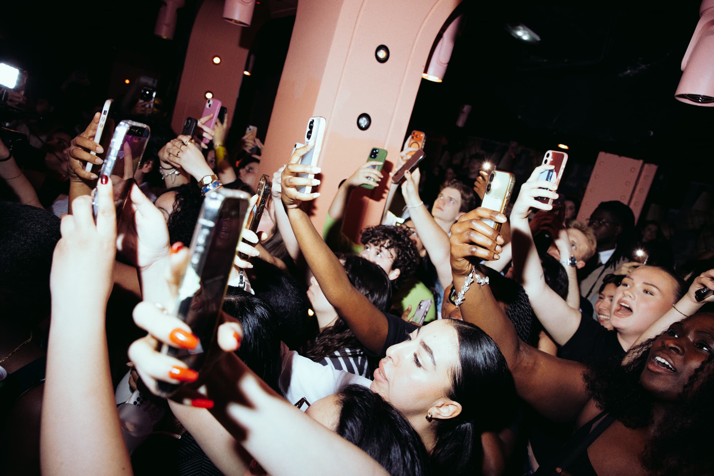 Public en fête au One Million Tour Paris