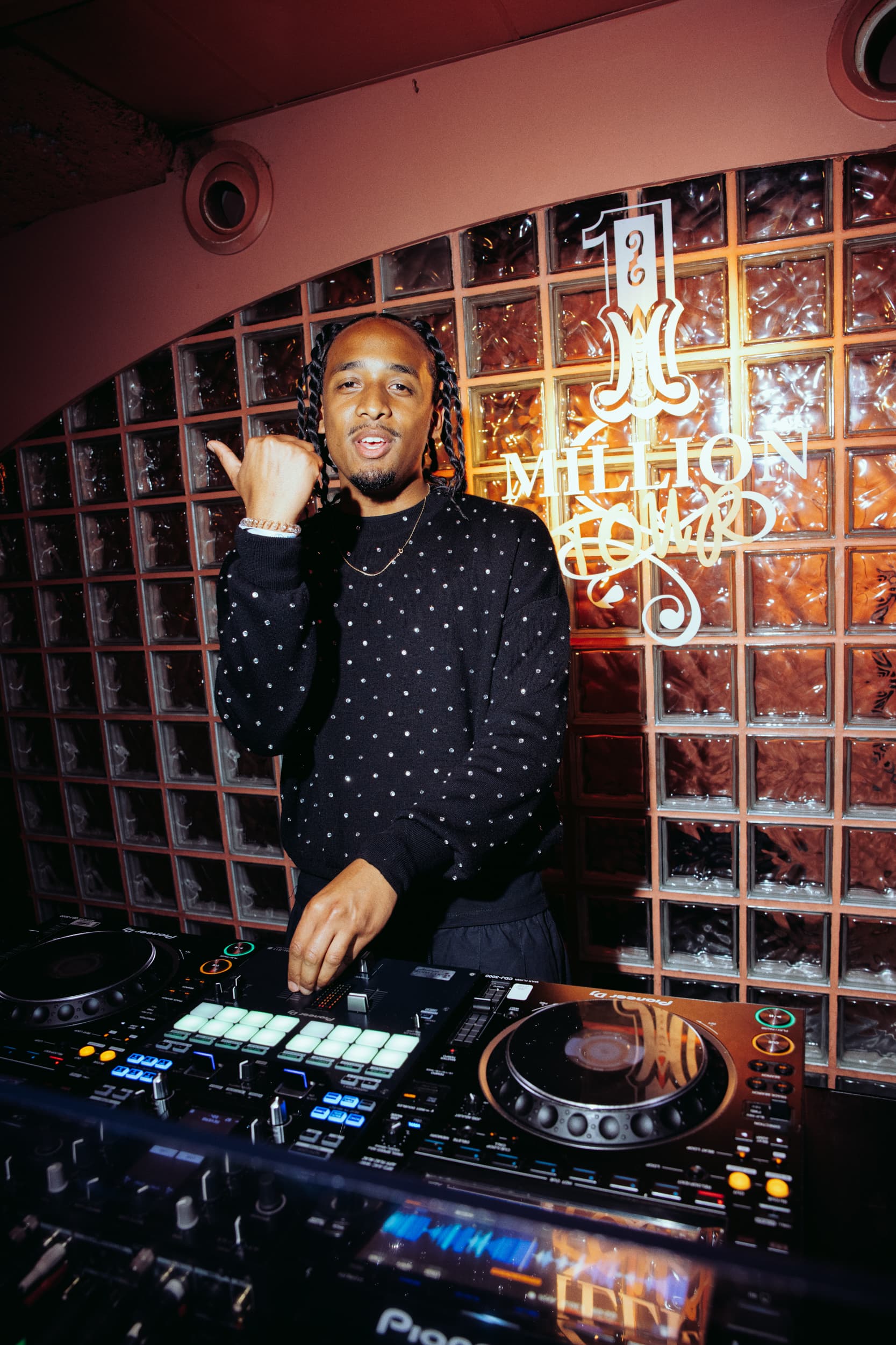 DJ aux platines pendant le One Million Tour Paris