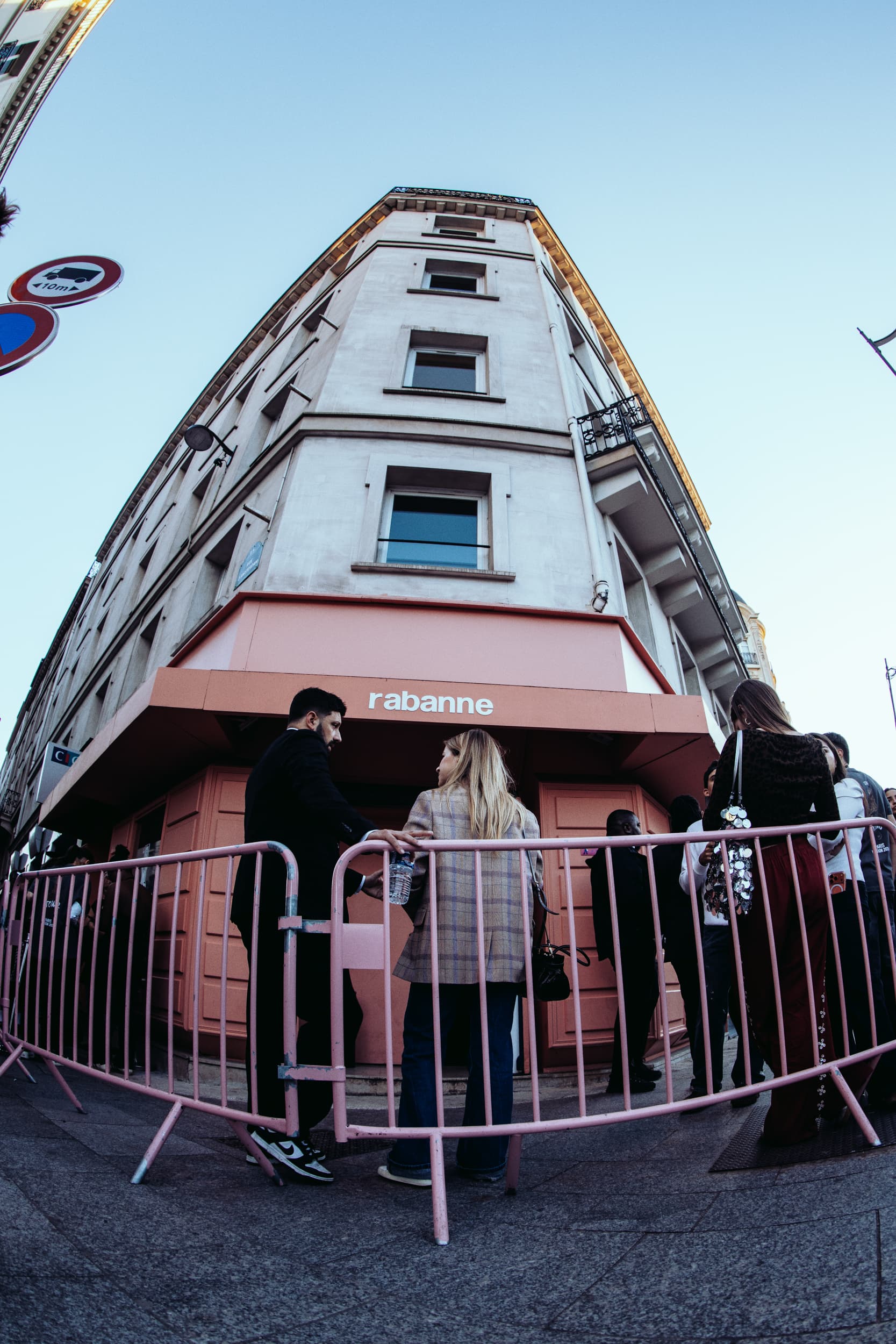Façade du lieu du One Million Tour à Paris