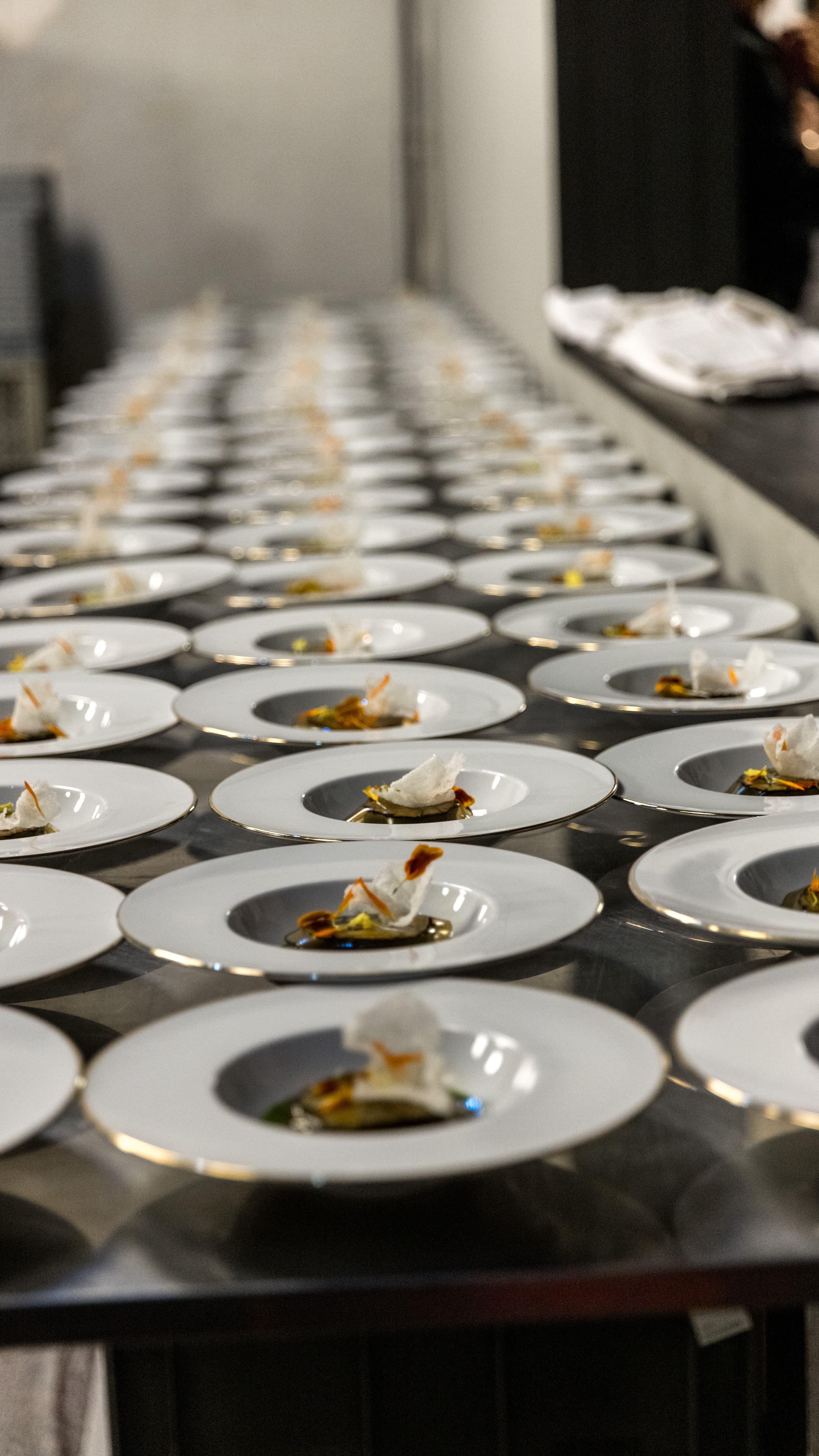 Dressage des assiettes en cuisine avant le dîner de l'Investor Day Quilvest au Palais de Tokyo