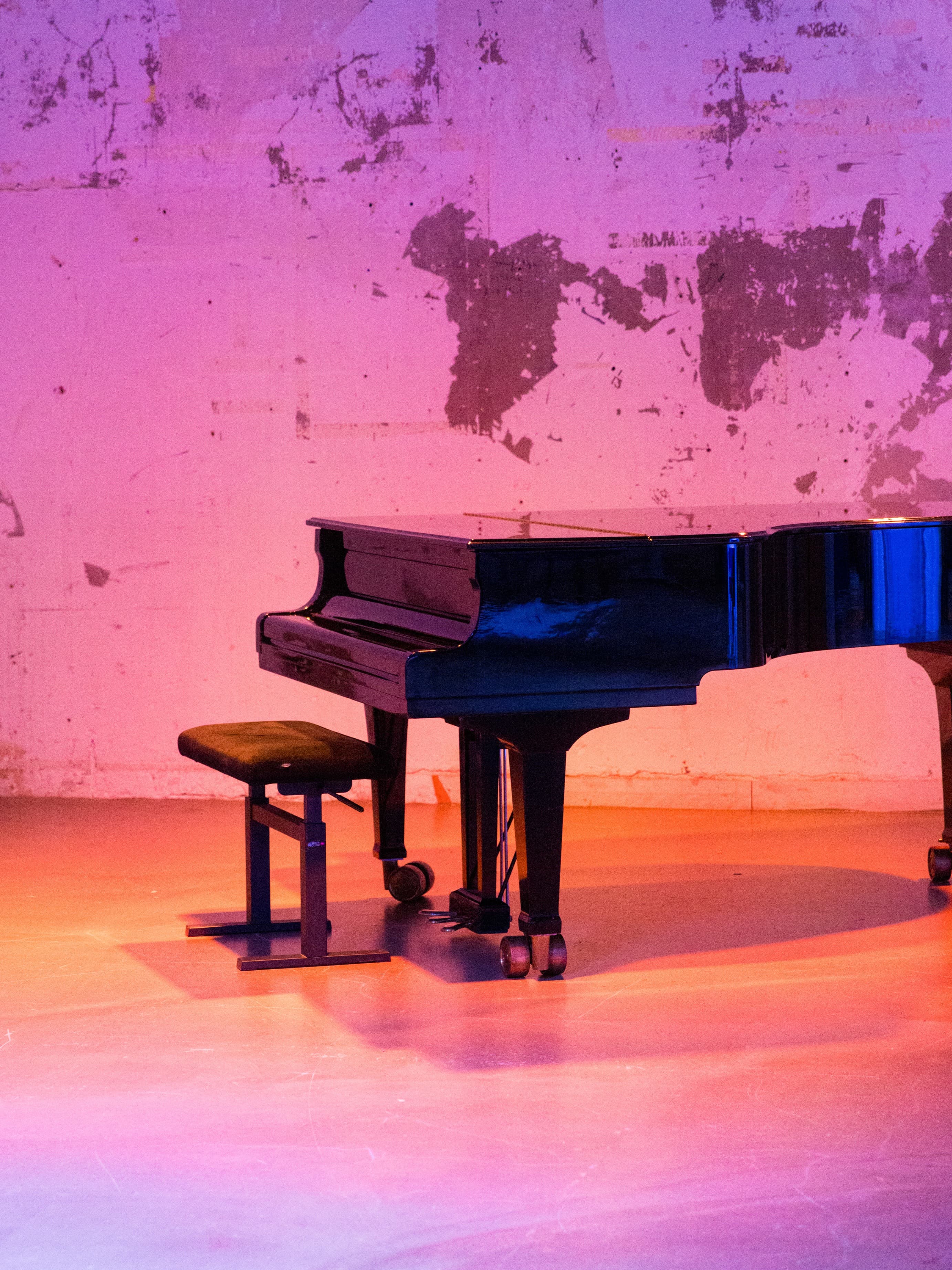 Piano à queue sous lumière rose sur le béton brut du Palais de Tokyo pour la soirée Quilvest