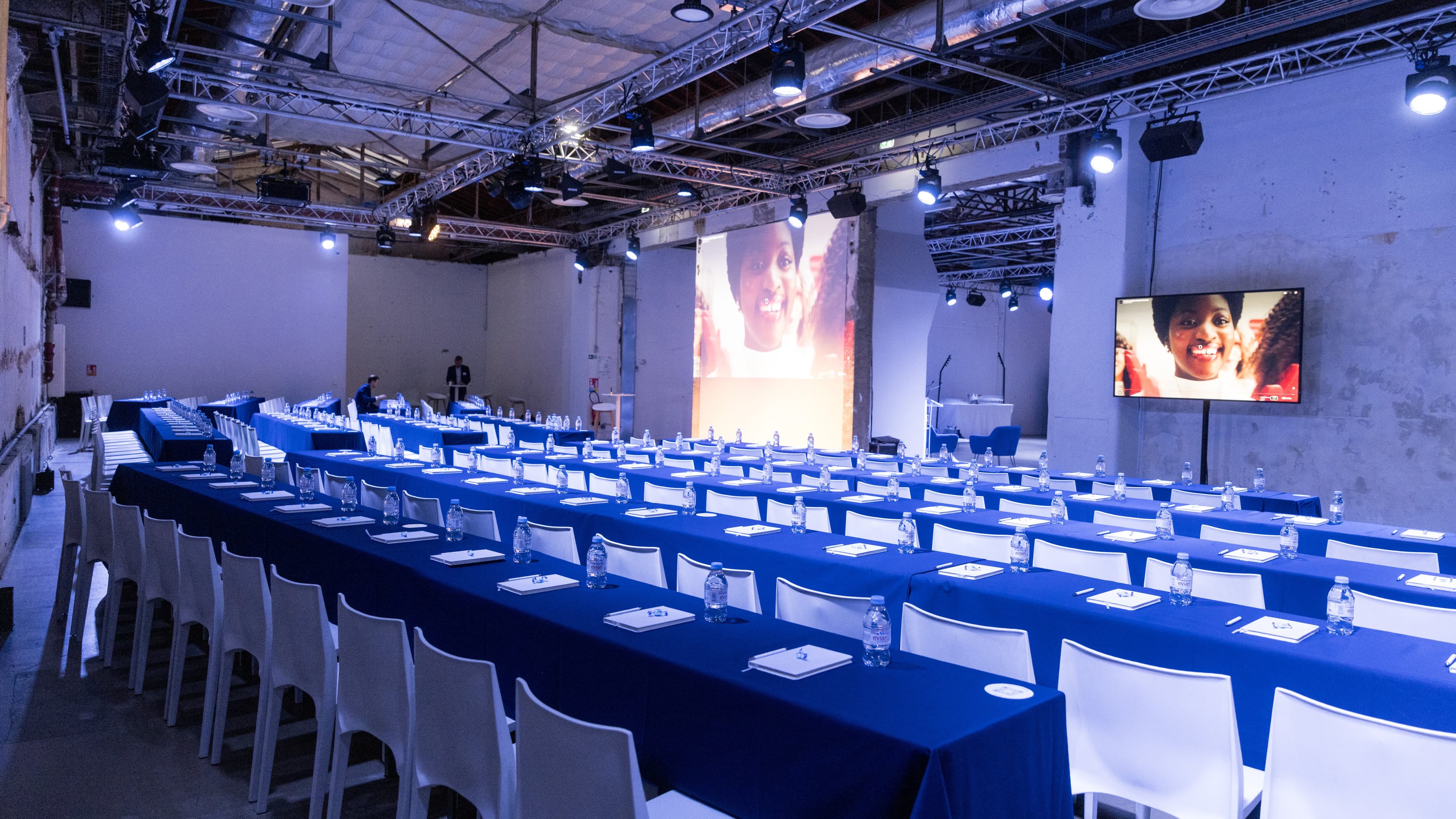 La salle de plénière de l'Investor Day 2026 de Quilvest Capital Partners au Palais de Tokyo, tables bleues alignées face à l'écran