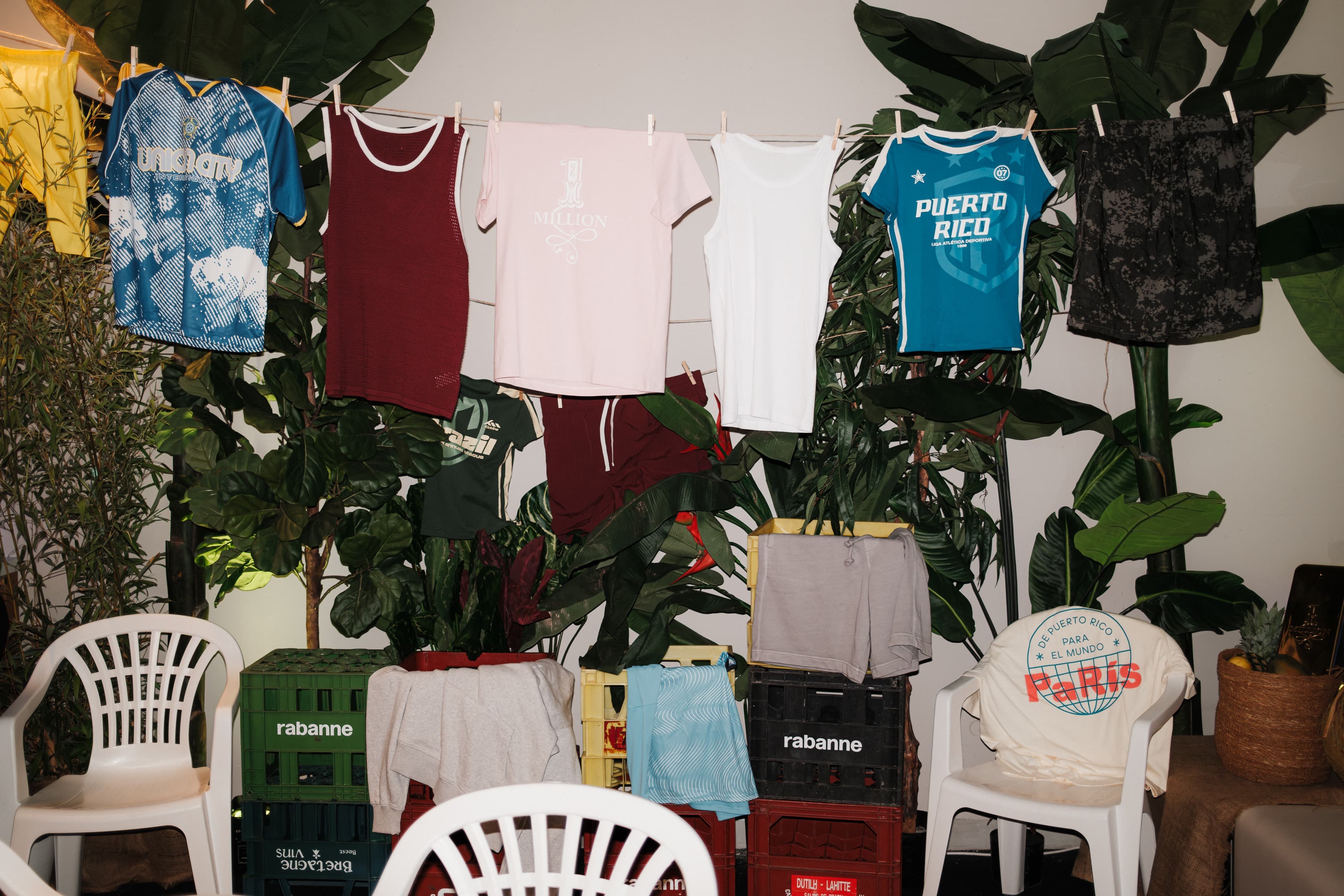 Mur de maillots et vêtements dans la loge Rabanne x Bad Bunny