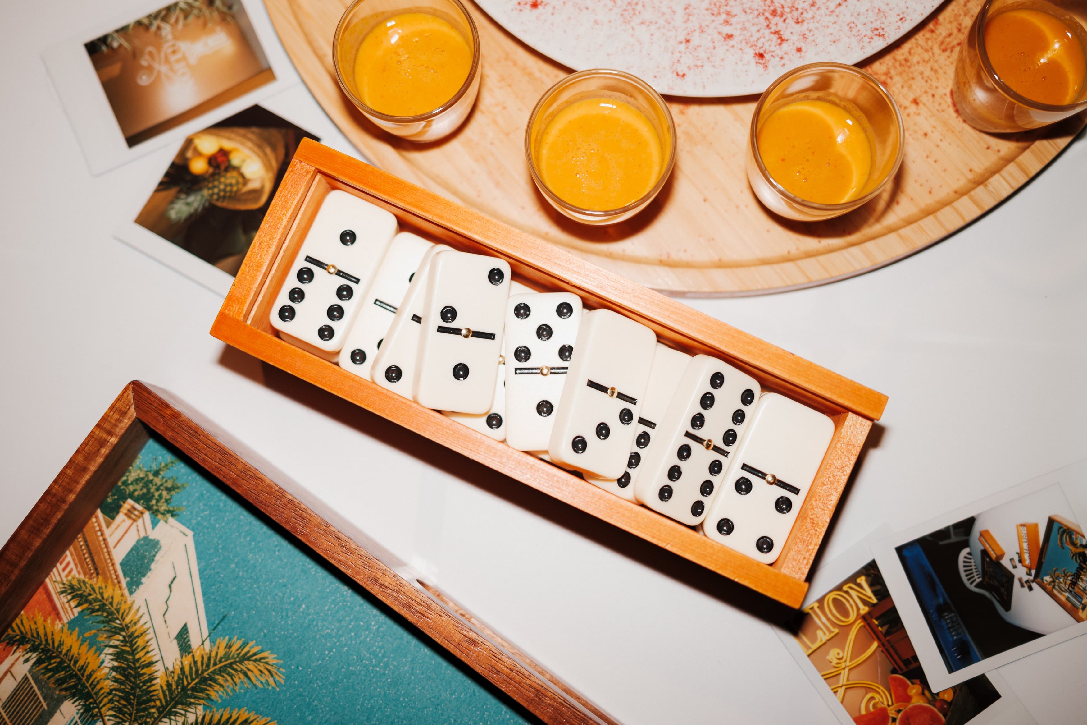 Table de dominos et boissons dans la loge Rabanne