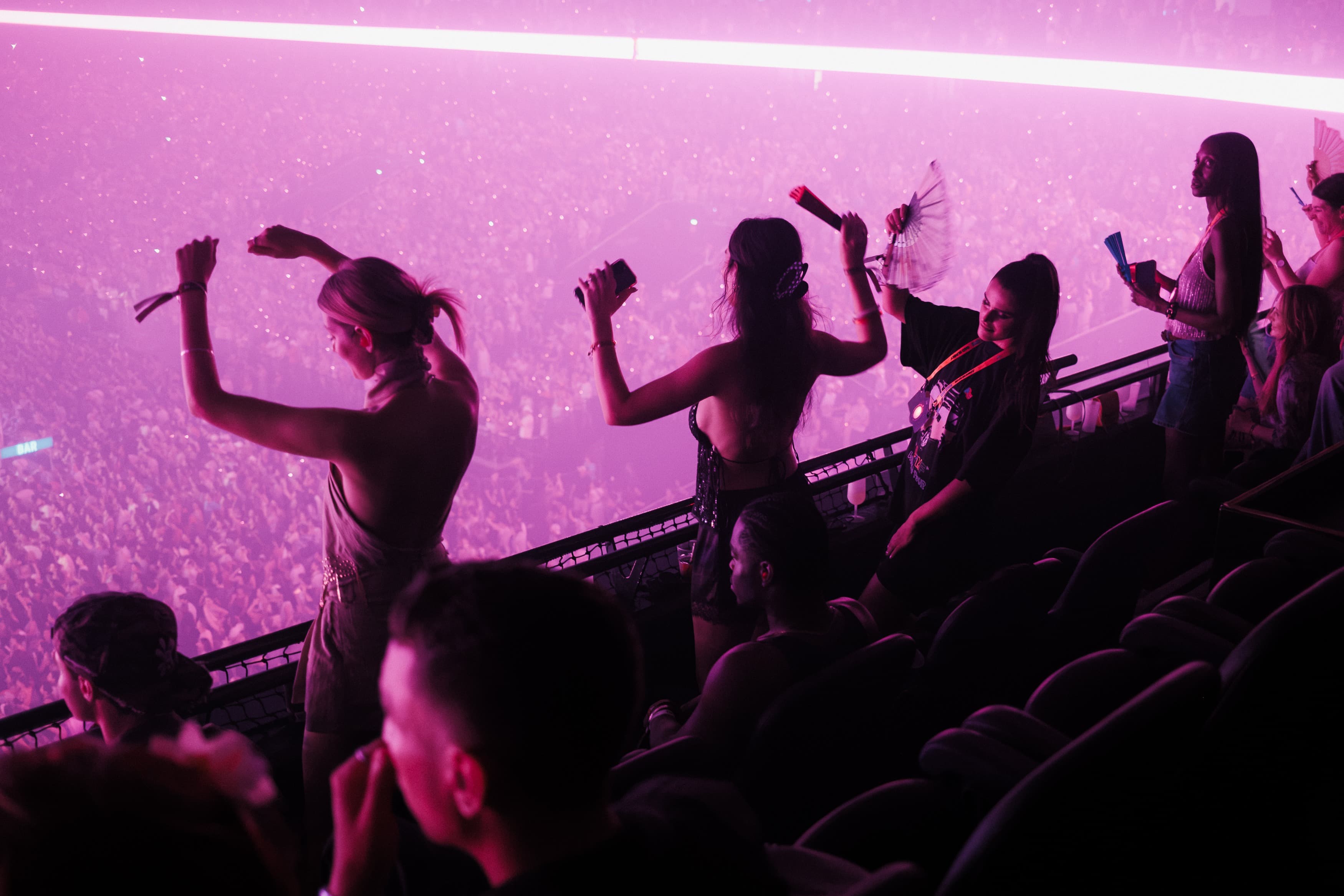 Public en fête pendant le concert de Bad Bunny à la Plenitude Arena