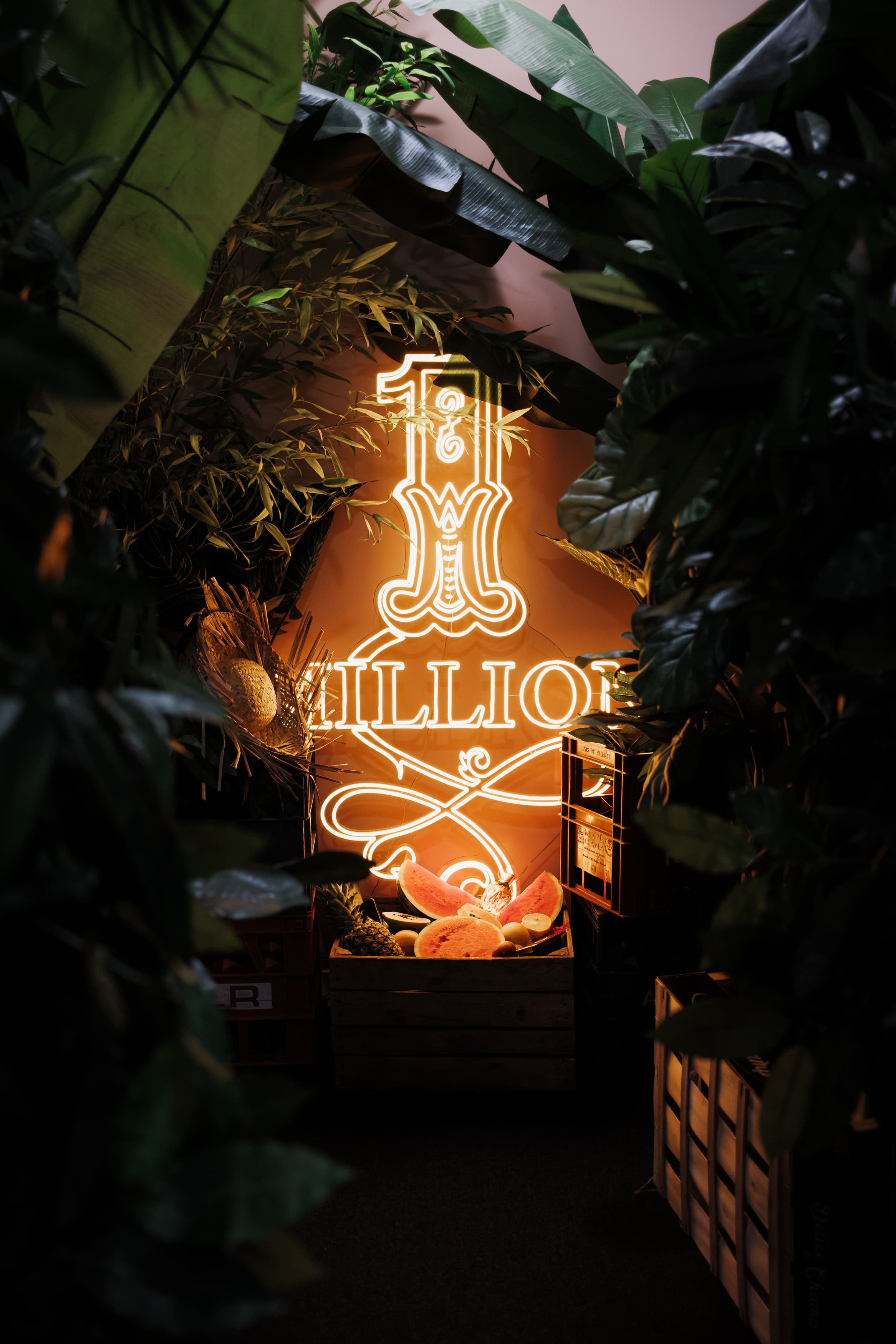 Néon One Million dans la loge Rabanne