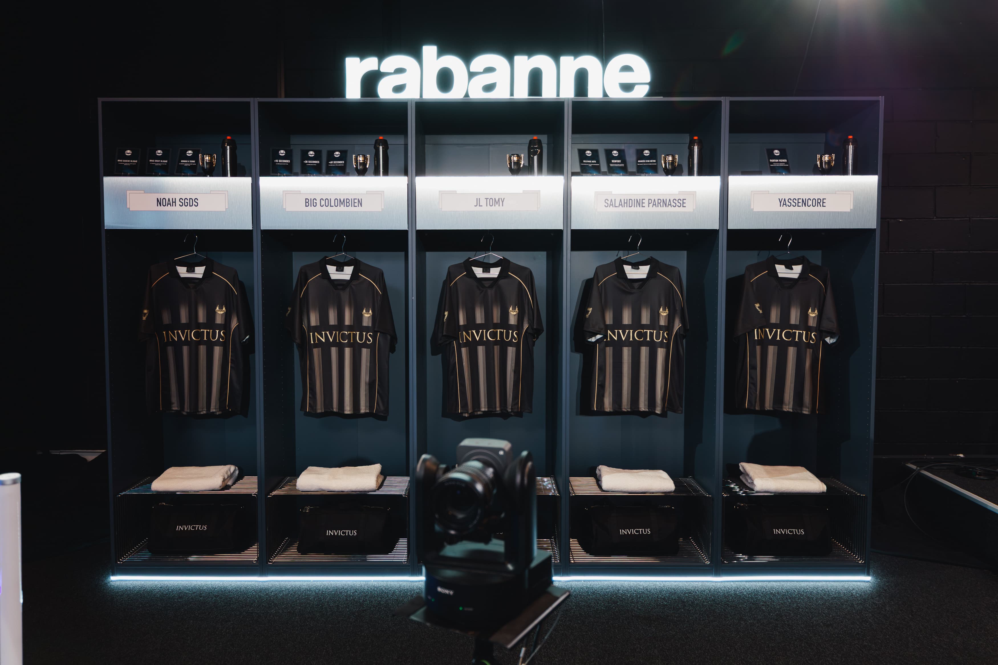 Vestiaire Rabanne aux maillots Invictus