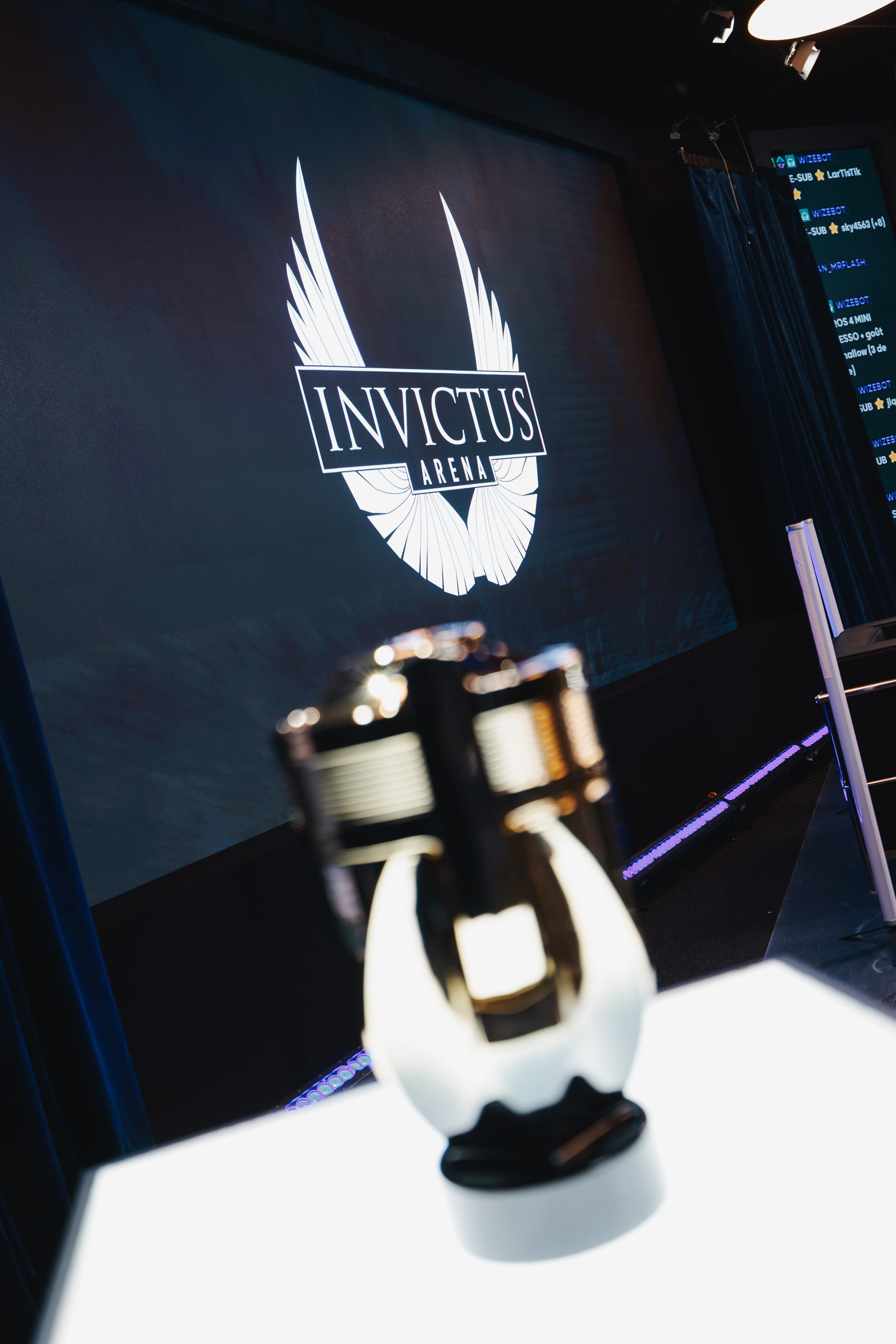 Flacon Invictus présenté comme trophée