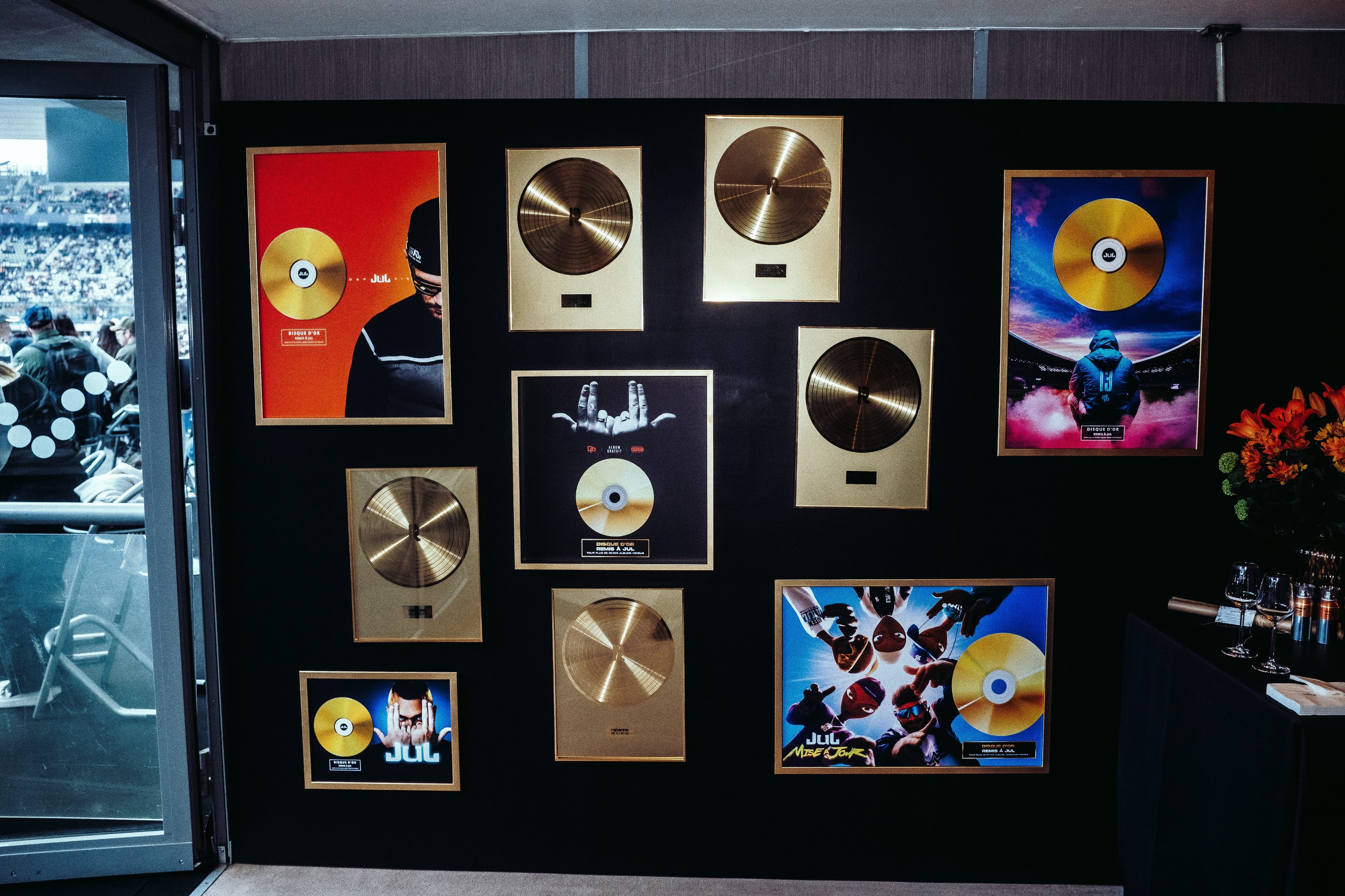 Mur de disques d'or dans la loge Rabanne x Jul au Stade de France