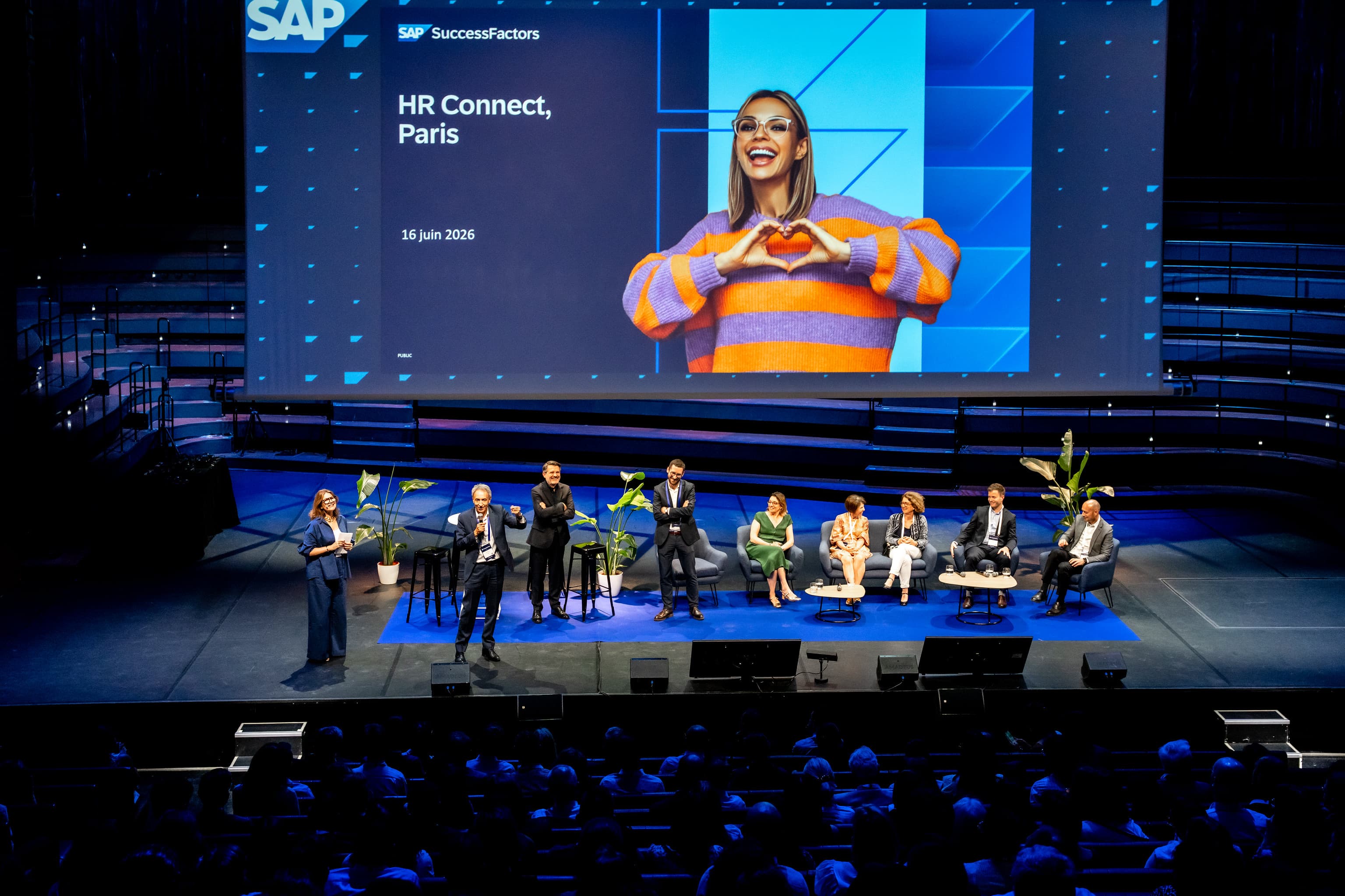 Table ronde sur la scène de SAP HR Connect Paris devant un écran SAP SuccessFactors