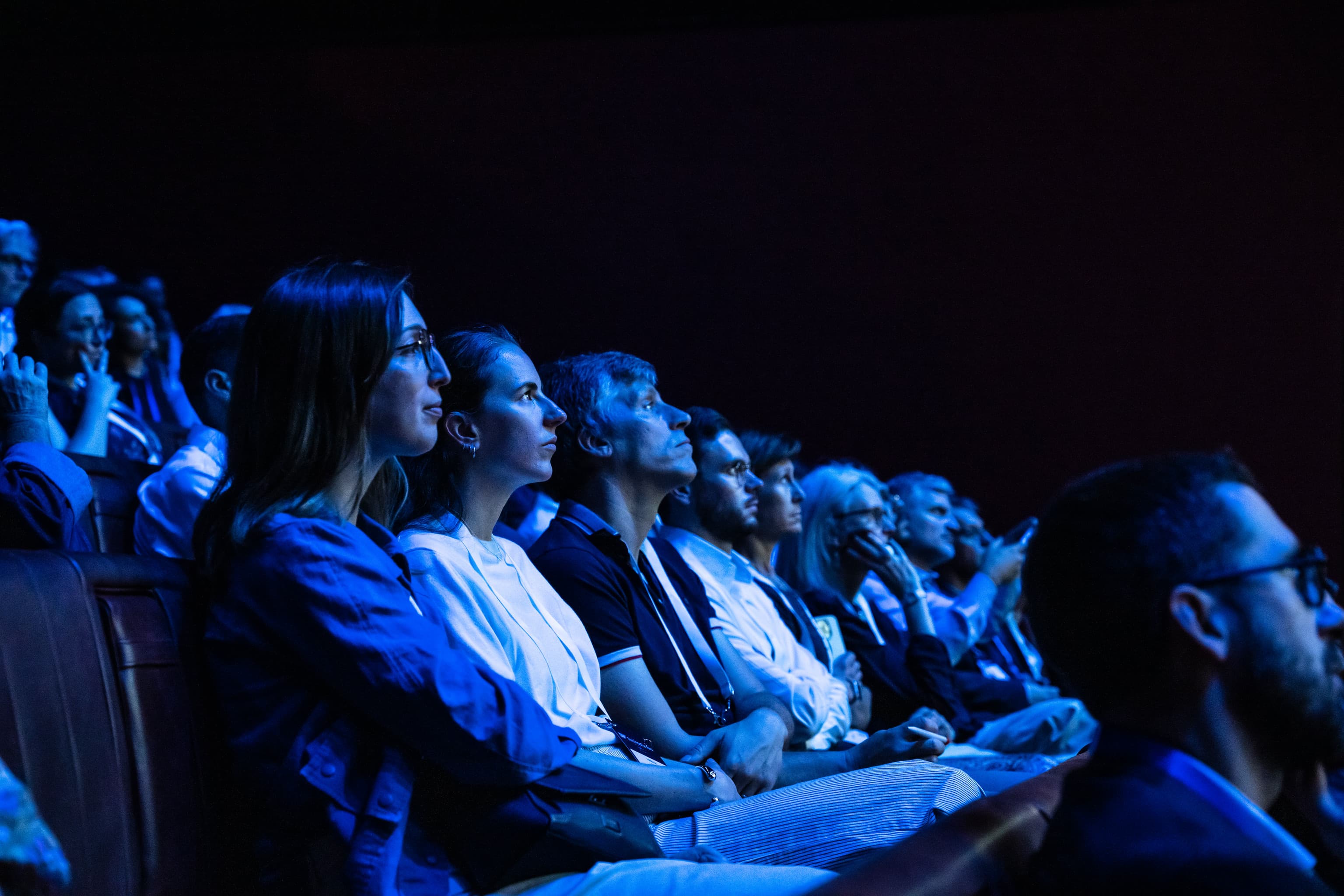 Public assis dans la salle plénière de SAP HR Connect Paris sous une lumière bleue