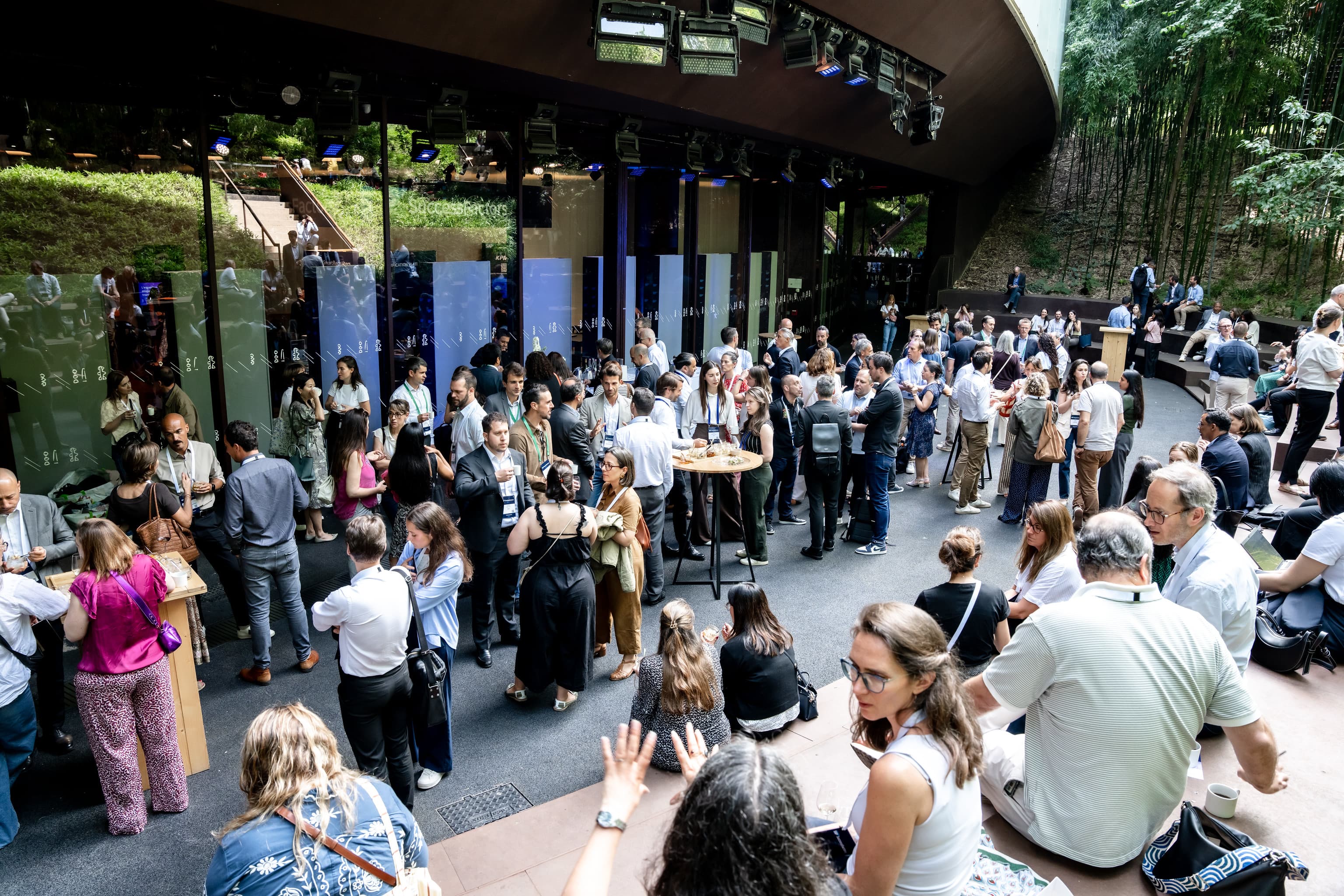 Village partenaires en extérieur de SAP HR Connect Paris avec les participants en networking