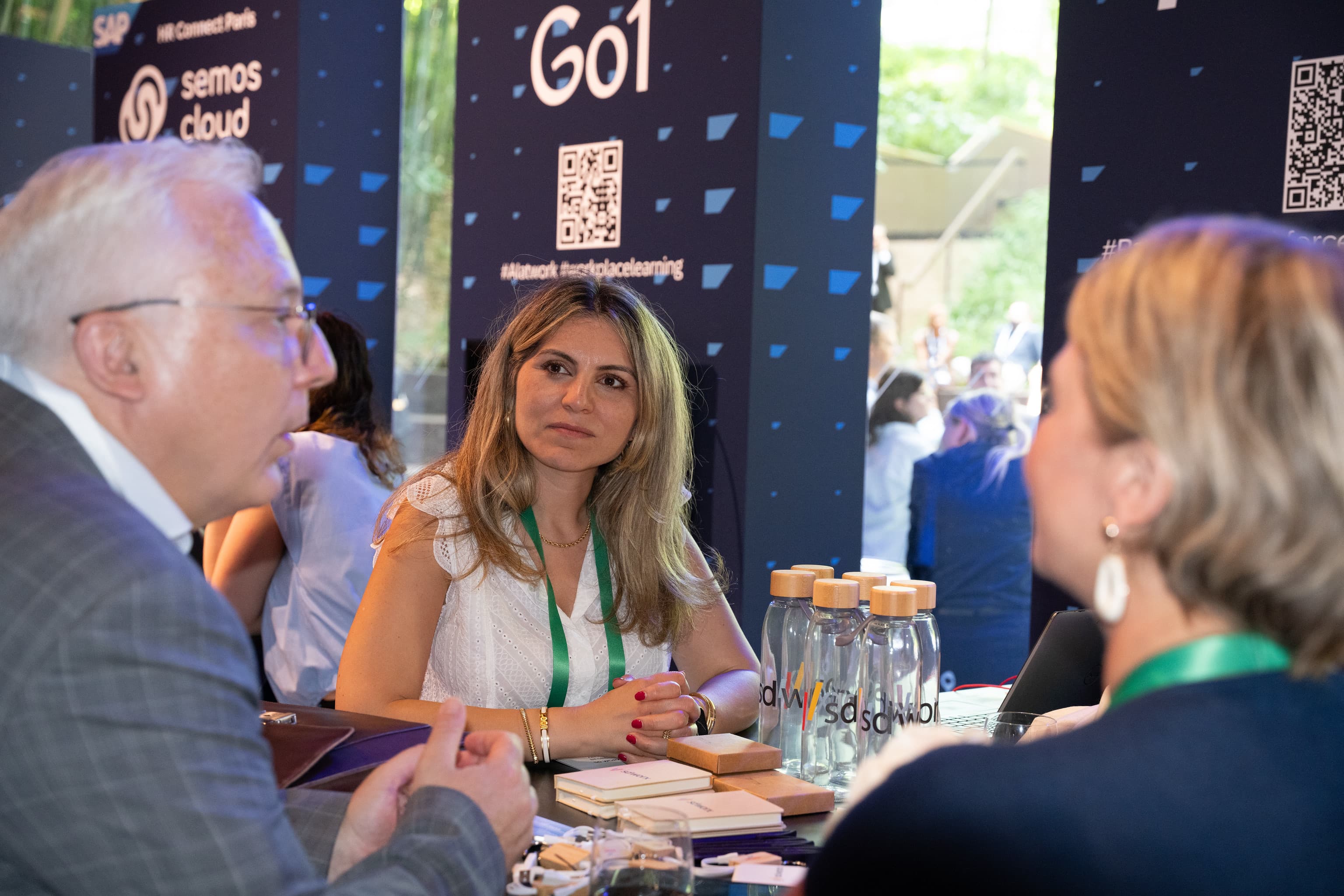 Participants en échange autour d'une table au village partenaires de SAP HR Connect Paris