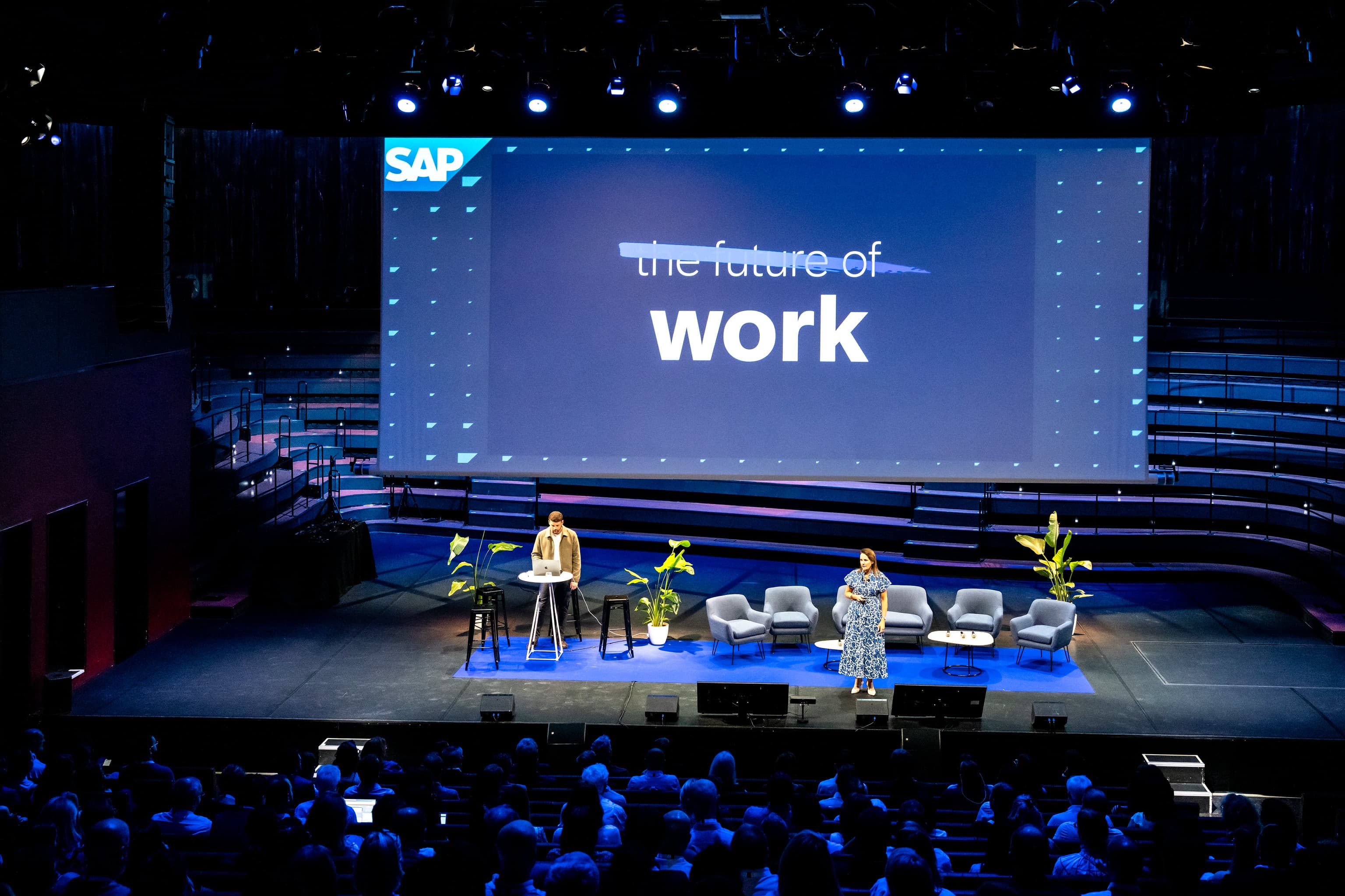 Scène de la plénière SAP HR Connect Paris, écran géant affichant « the future of work »