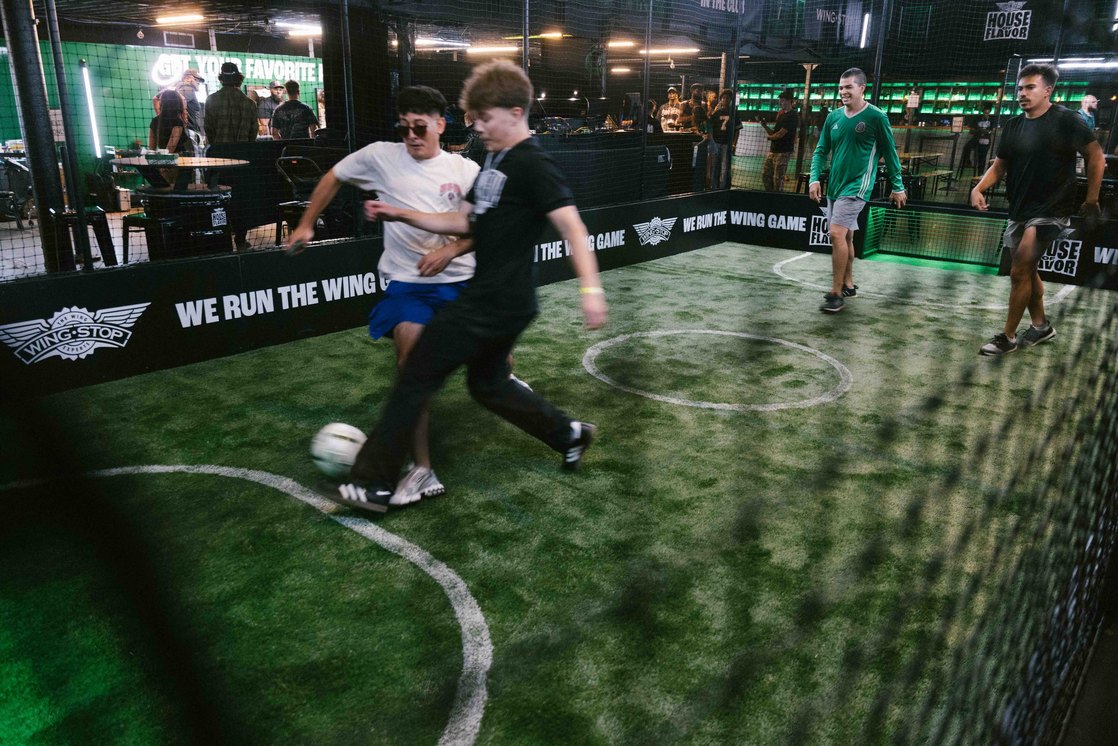 Match sur le terrain de foot intérieur de la House of Flavor Dallas