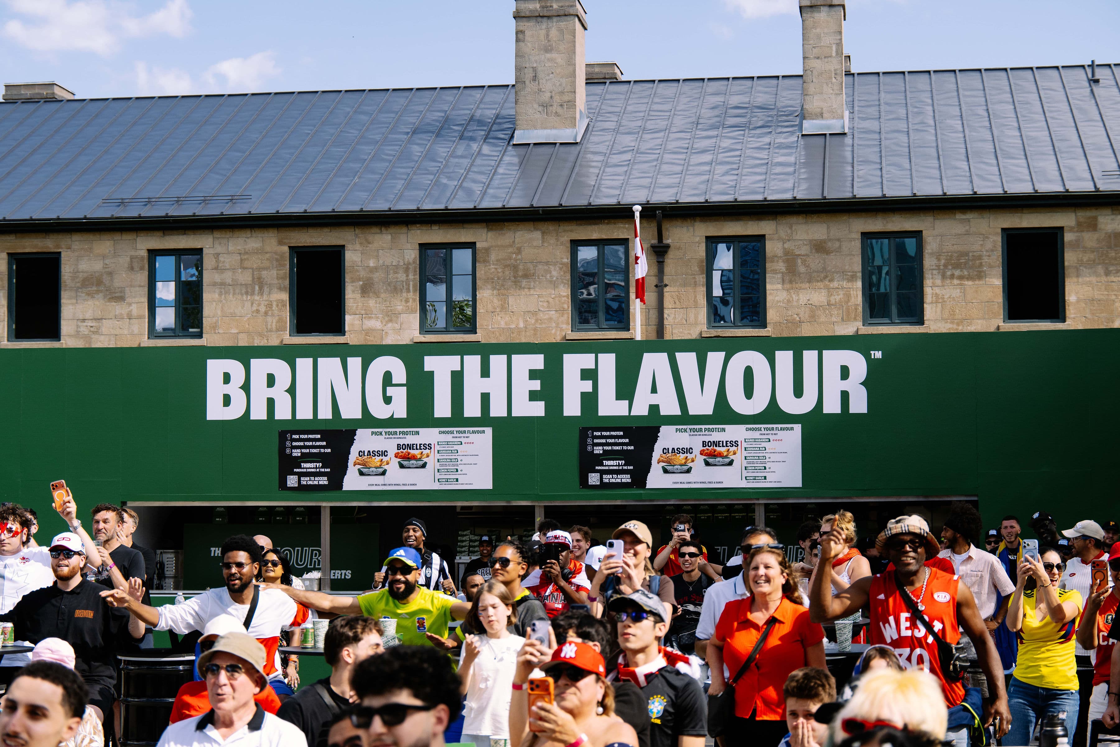 Supporters devant le bâtiment Bring the Flavour à Toronto