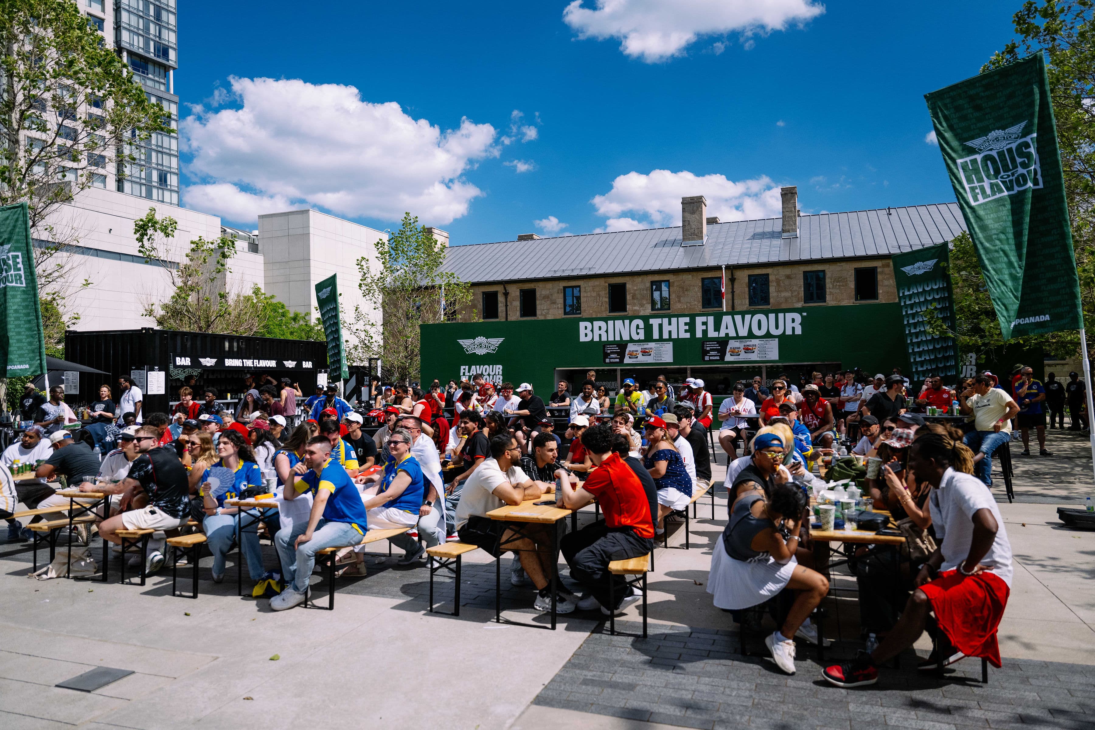 Foule réunie devant l'écran de la House of Flavour Toronto