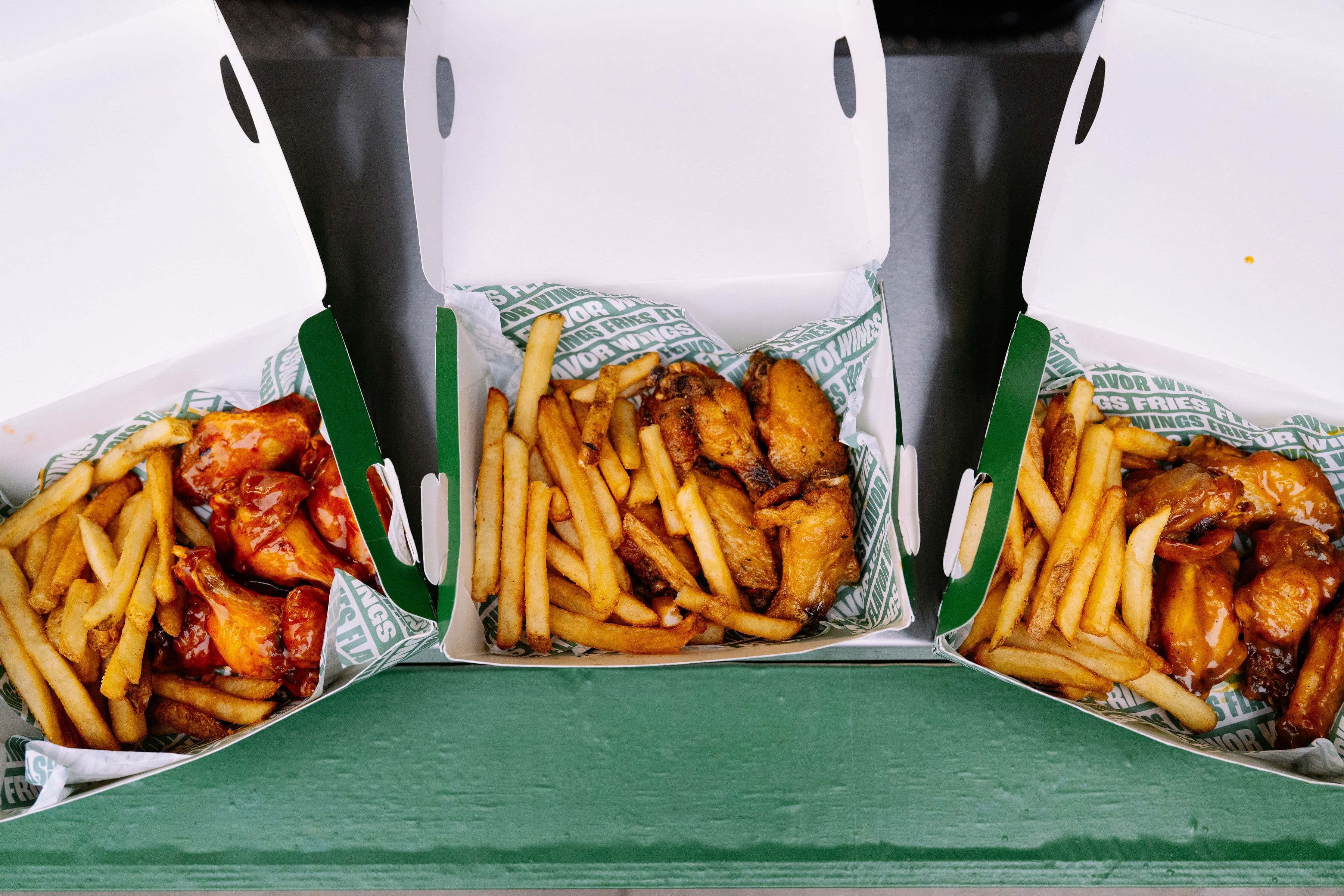 Ailes de poulet et frites Wingstop servies à la fan zone de Toronto