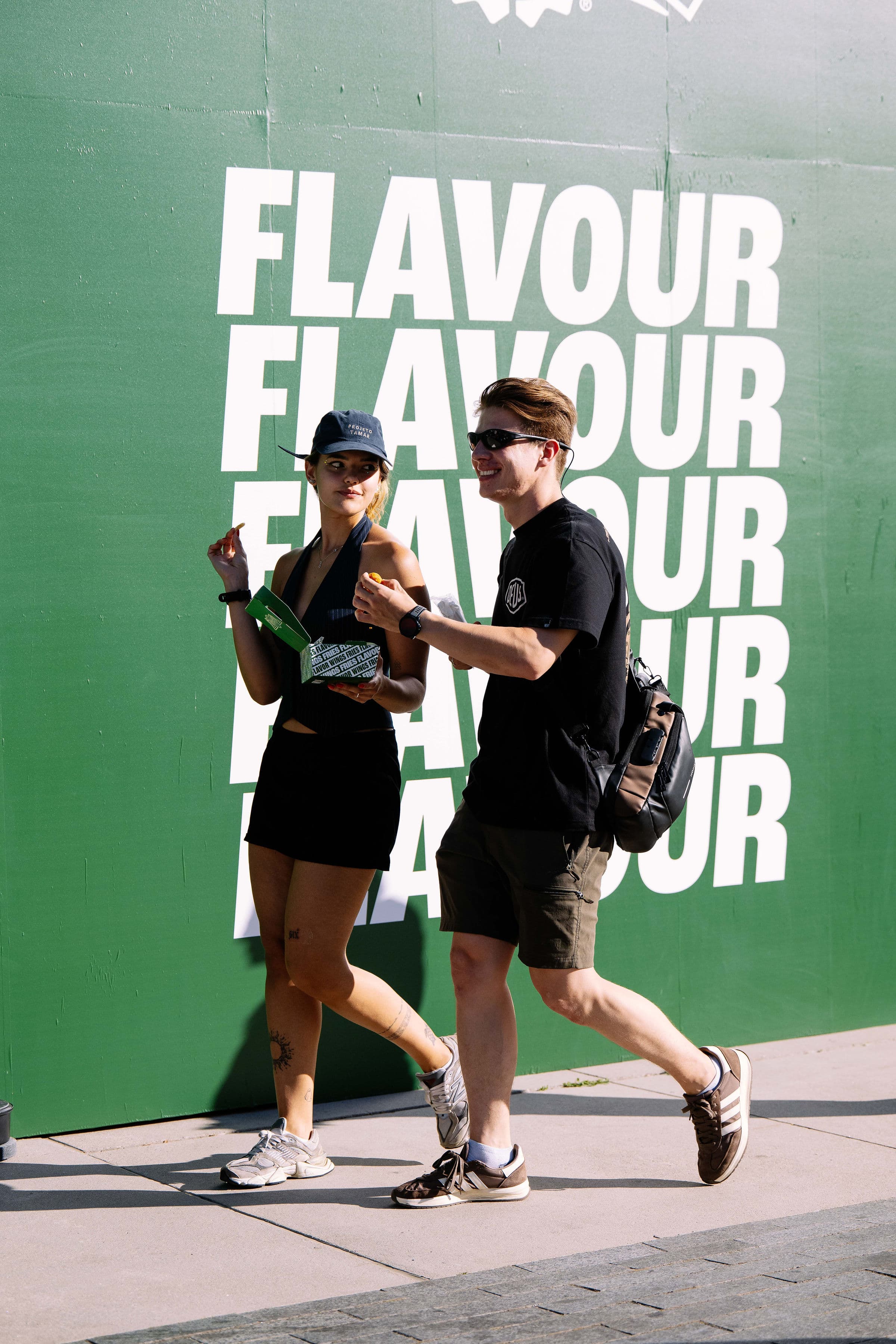 Visiteurs devant le mur Flavour à Toronto